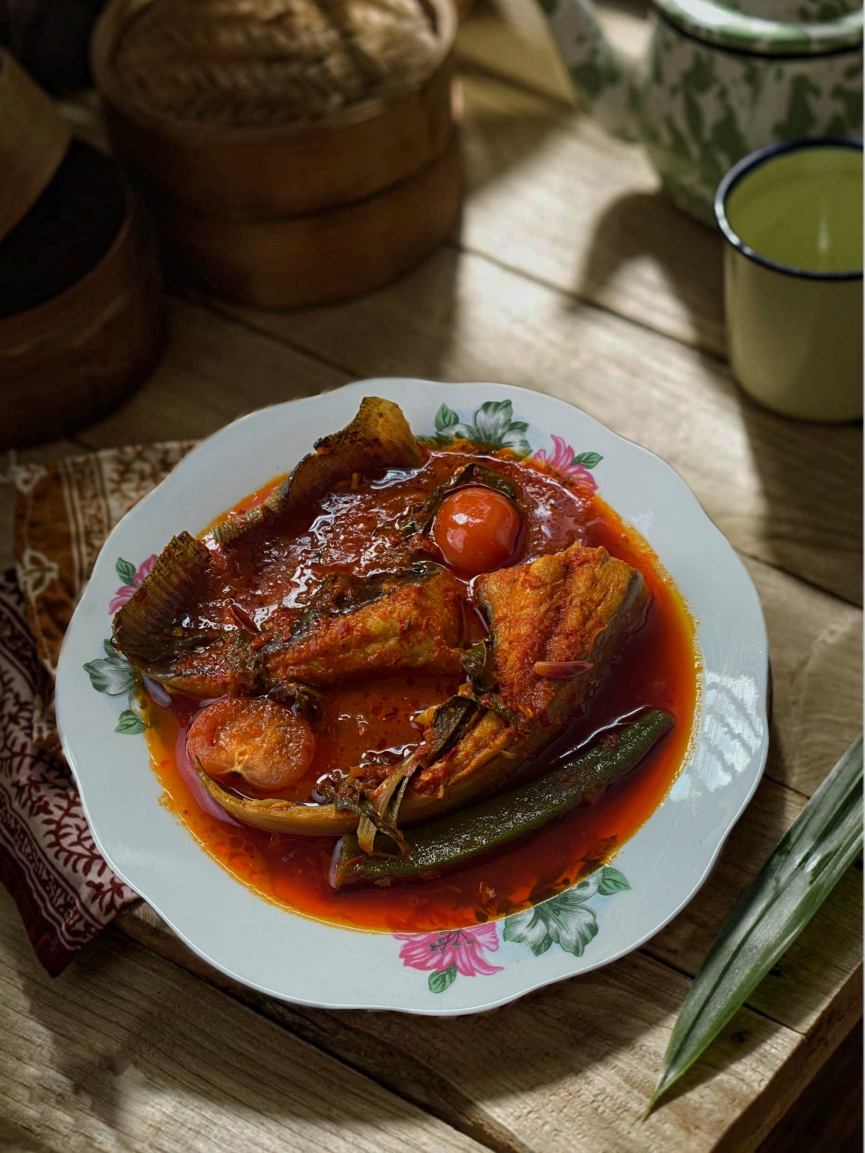 Hidangan sebenar asam pedas ikan pari dengan kuah merah, tomato dan bendi